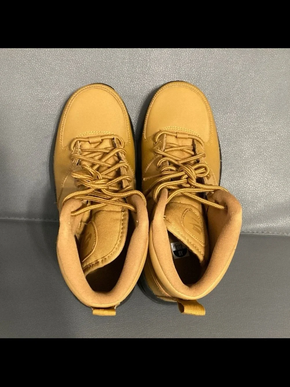 Nike Manoa women’s 6.5/youth 5 brand new!